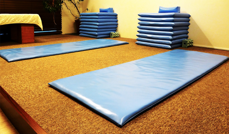 落ち着いた雰囲気の待合スペース